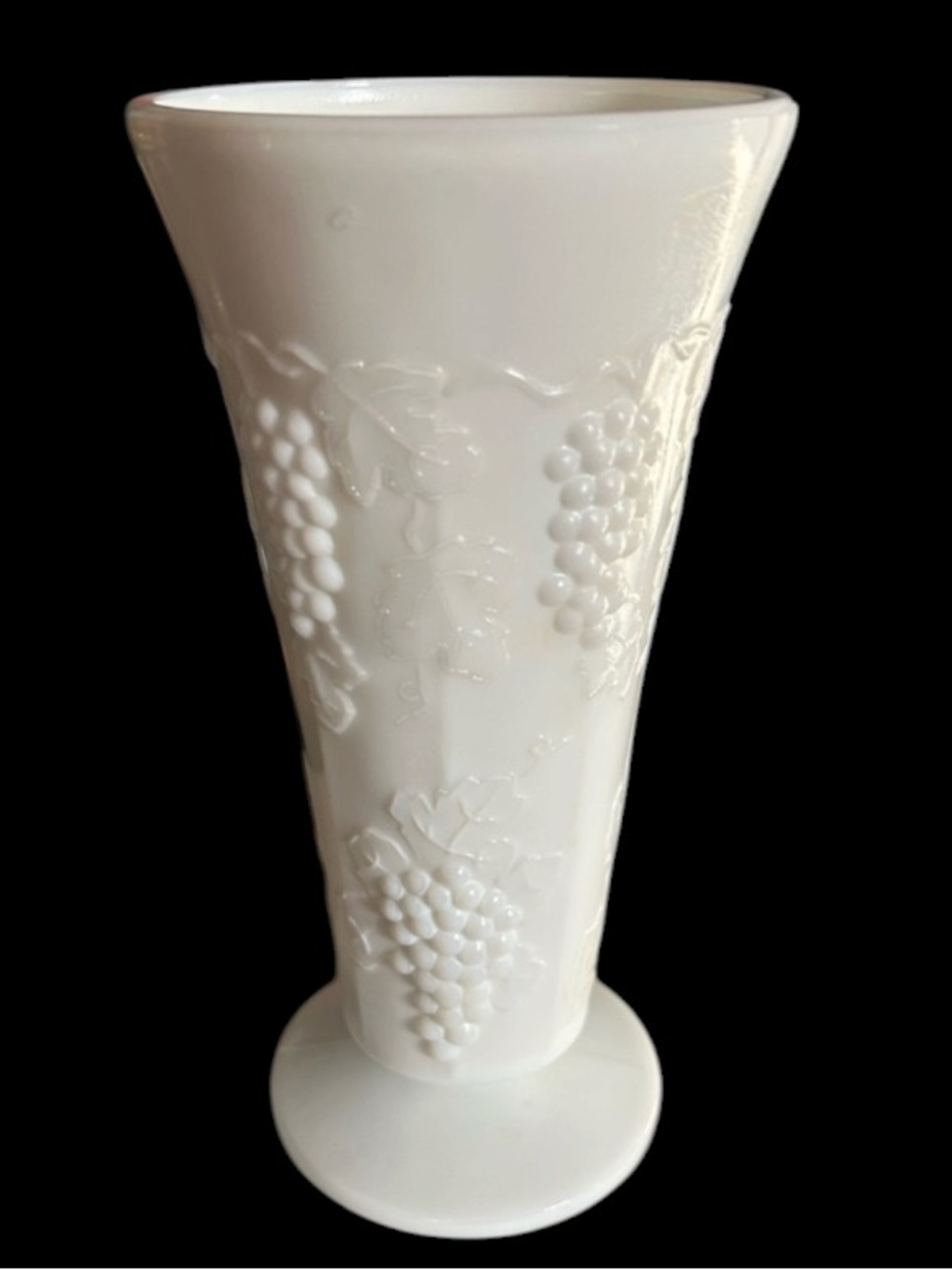 Vintage White Milk Glass Pedestal Harvest Grape Leaf Vine Vase - Picture 1 of 7